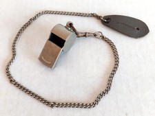 alte Trillerpfeife Trommel mit Karabiner, Kette u. Leder-"Knopfloch"