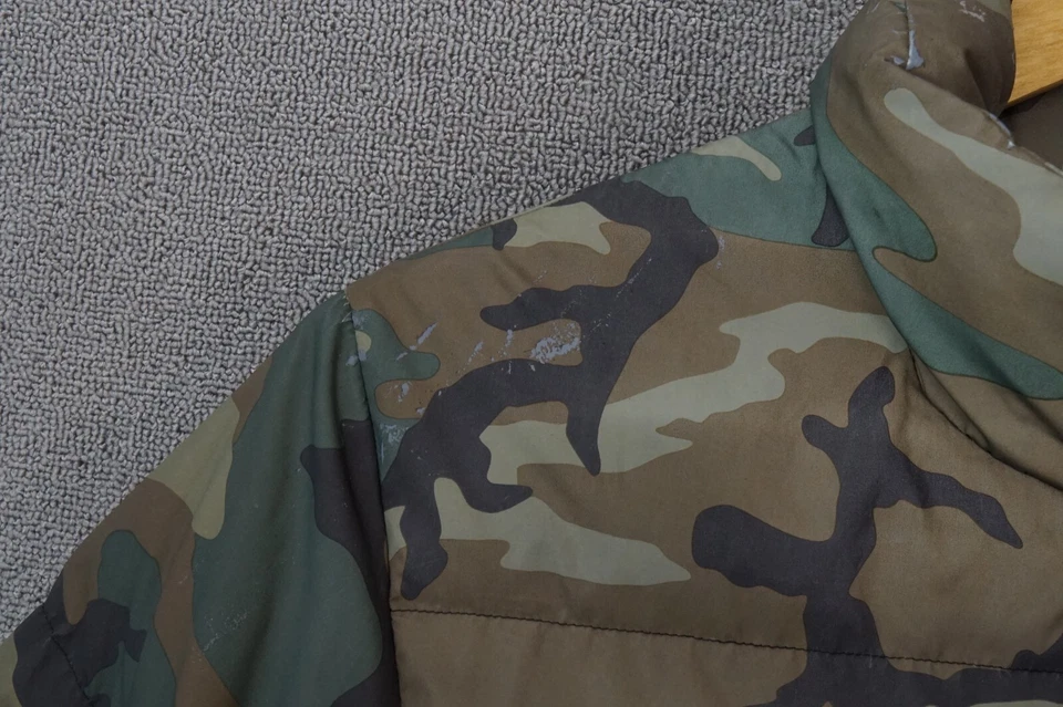 Chaqueta acolchada Supreme Camouflage Duck Down para hombre talla pequeña Foto 3 de 4