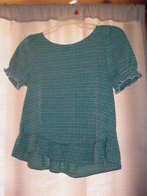 W5 Women s Green White Short Sleeve Knit Top, Ruffle Sleeves, Ruffle Hem, Small
