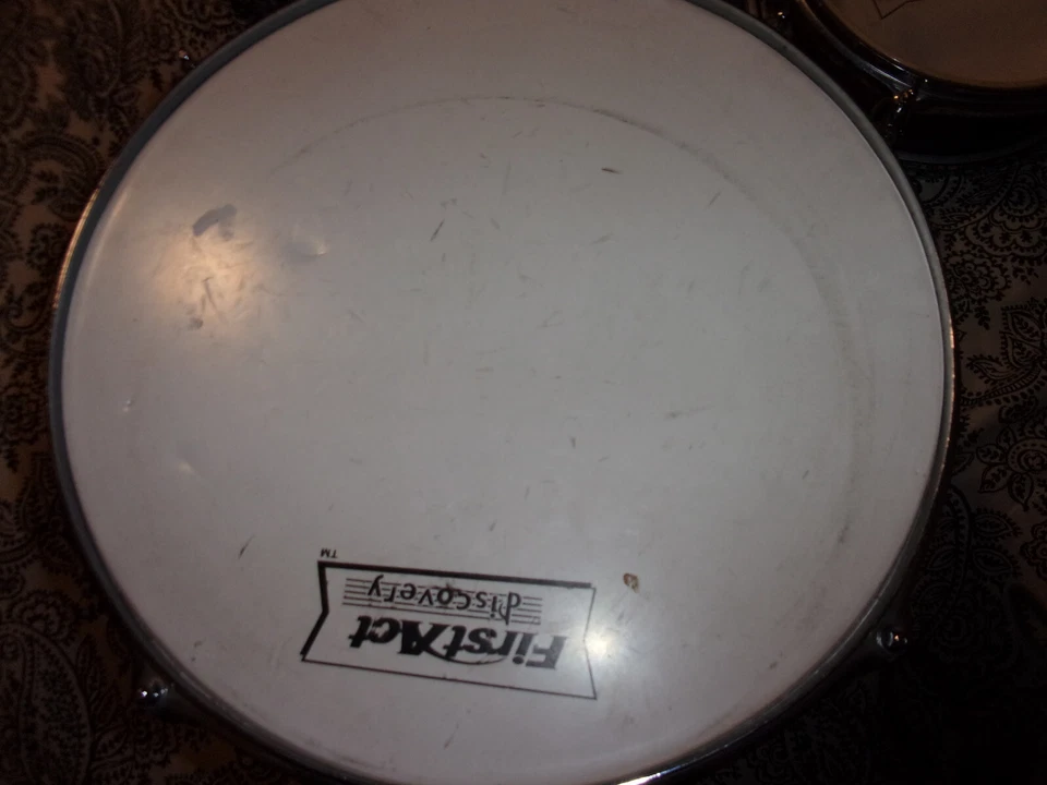 First Act Discovery 13" x 10" Floor Tom Drum Sparkle Red juvenil/juego de batería de bolsillo Foto 3 de 4