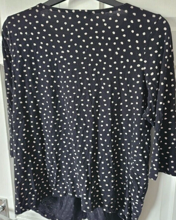 New Look size 18 ladies Maternity black spotty t shirt - Image 2 of 4