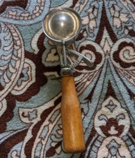 Vintage Mechanical Ice Cream Scoop Disher PEERLESS #16 Gears Wooden Handle Dairy