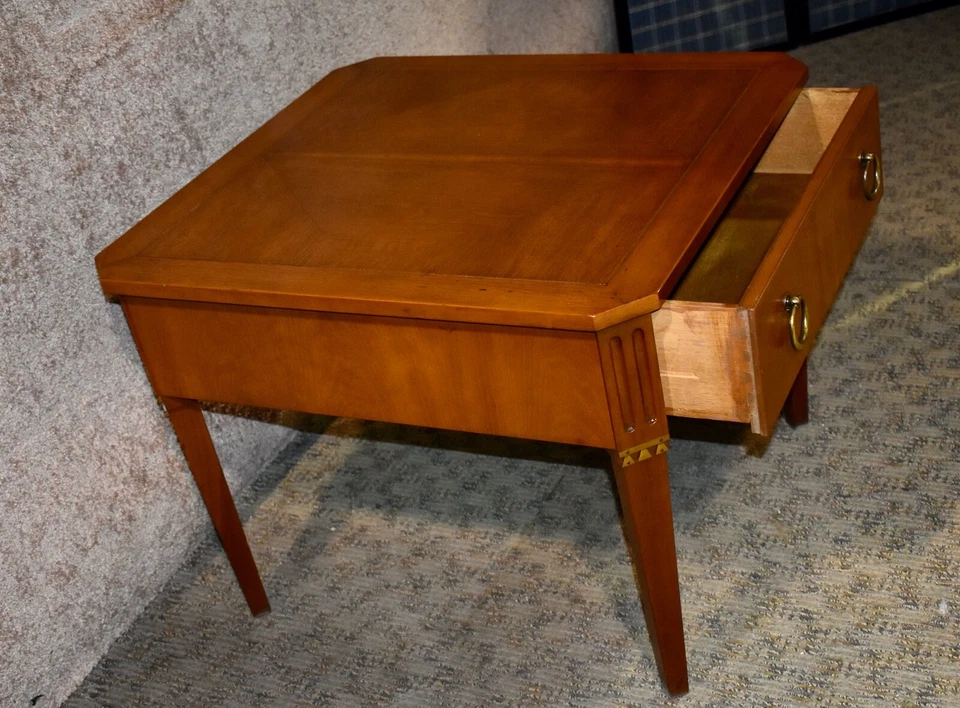 Mesa de acento cuadrada vintage Baker de mediados de siglo con tapa y cajón con incrustaciones de diamantes Foto 3 de 4