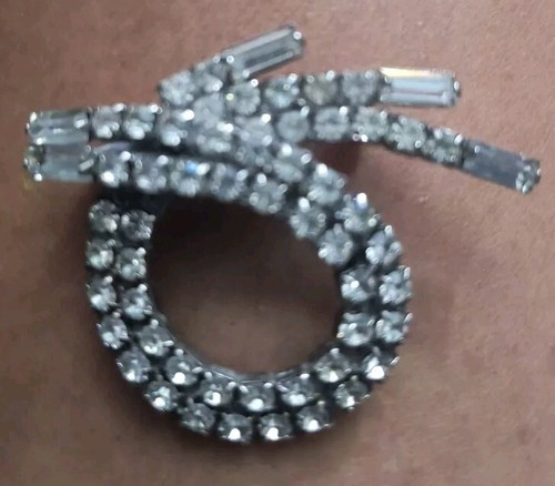 Mercari Swirl Rhinestone Pin
