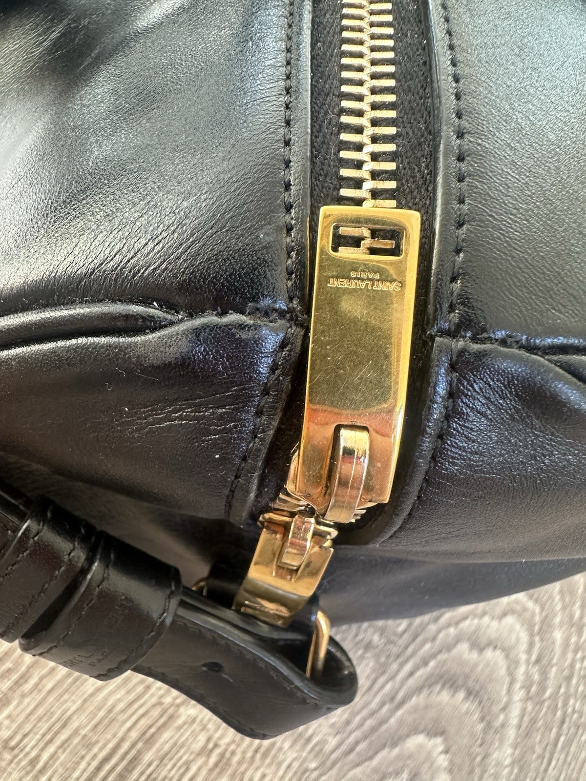 Borsa a tracolla Yves Saint Laurent YSL Duffle 6 Weekender in pelle nera bianca