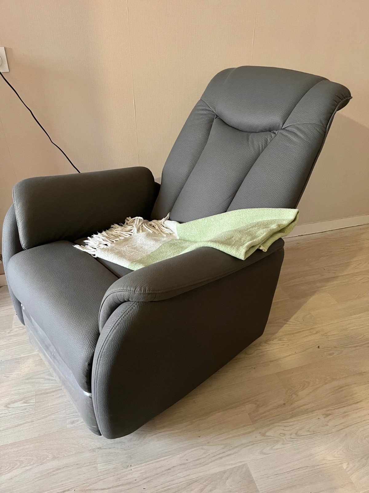 Fauteuil relaxant motorisé haut de gamme en velours bleu nuit