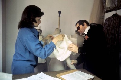 Hamburg-born German fashion designer Karl Lagerfeld discusses cut - Old Photo