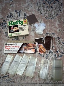 VTG 1972 Hefty & Reynolds  Food Bags Ties Double Wall Quilted Plastic 35 Ct Prop