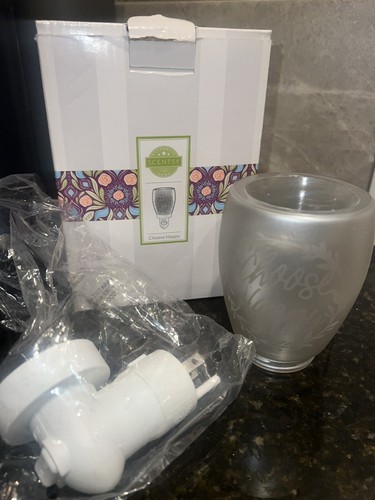 Scentsy CHOOSE HAPPY Glads Electric Nightlight Plug In Wax Tart Scent Warmer NEW