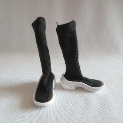NEU! 2022 Barbie Signature BarbieStyle Made to Move Puppe schwarze Socke Sneaker Schuh - Bild 2 von 2