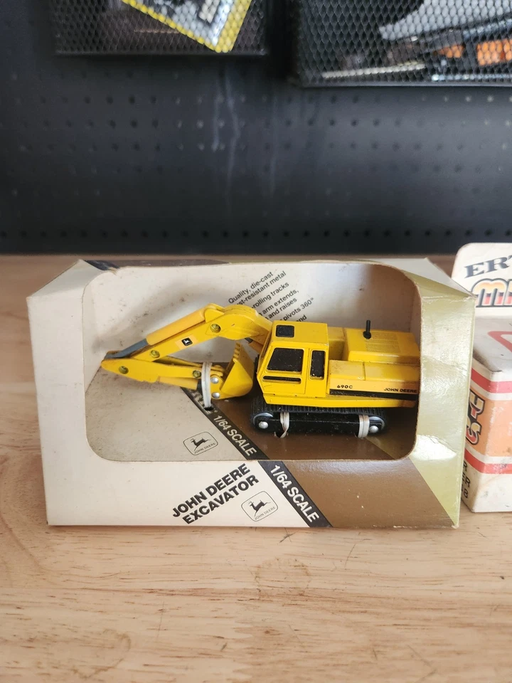 John Deere, Cat, IH Construction Equipment toys 1:64 - Image 2 of 4