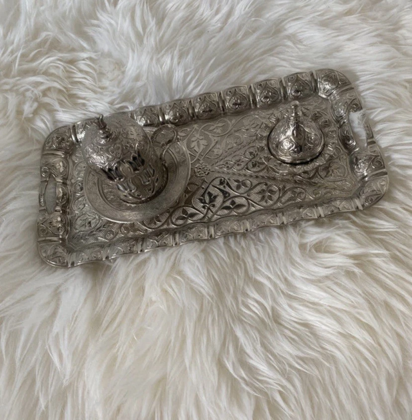 Orientalisches Kaffee-Set aus Metall – Tablett, Tasse mit Deckel & Zuckerdose