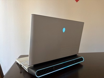 Alienware Area-51m Computer/PC | Lunar White | Desktop i7 9700k Gaming laptop