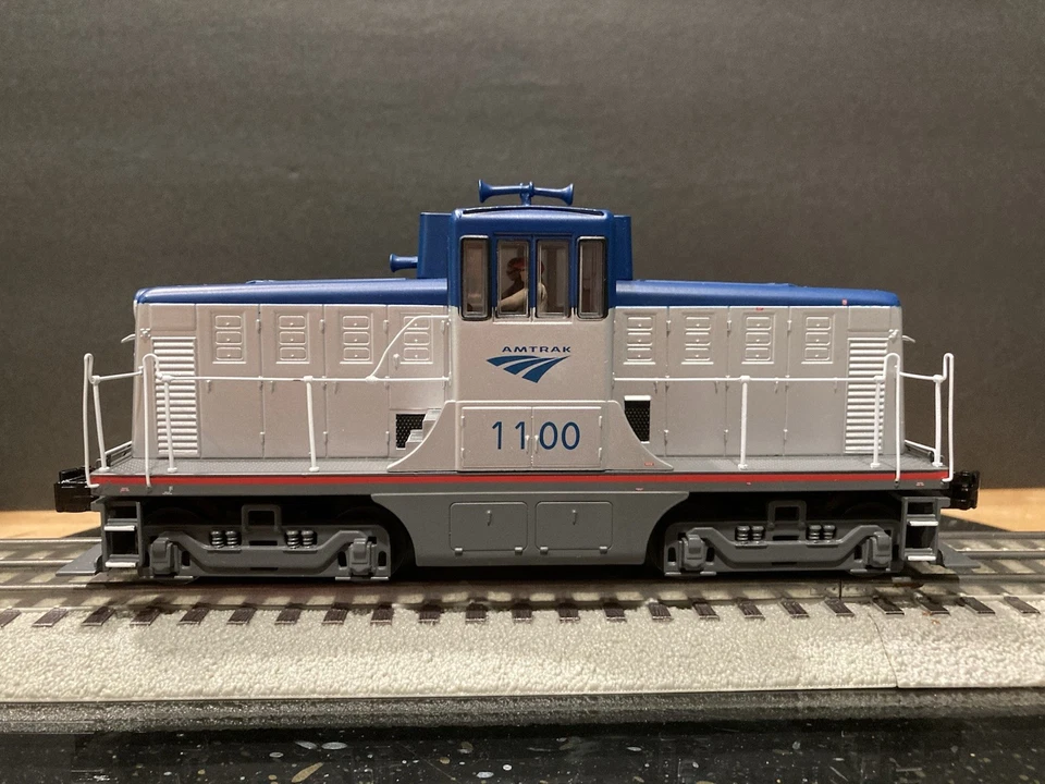 MTH O 20-20775-1 ProtoSound-3.0 Amtrak 44 Ton Phase 1C Diesel Switcher #1100 - Image 2 of 4