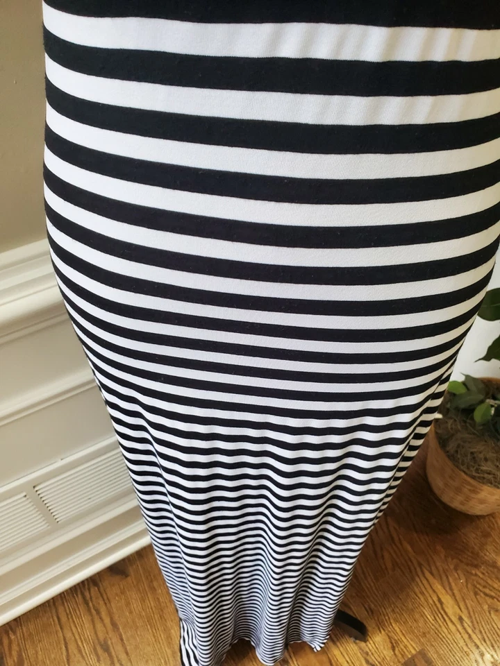 Maxi vestido largo sin mangas de rayón blanco y negro Bebe Plus para mujer talla S Foto 4 de 4