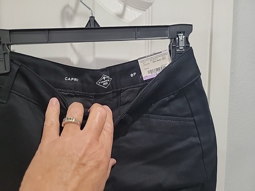 NEW! Women's ST. JOHN'S BAY Stretch Easy Fit Mid-Rise Capri Pants Black 8P - Picture 2 of 6