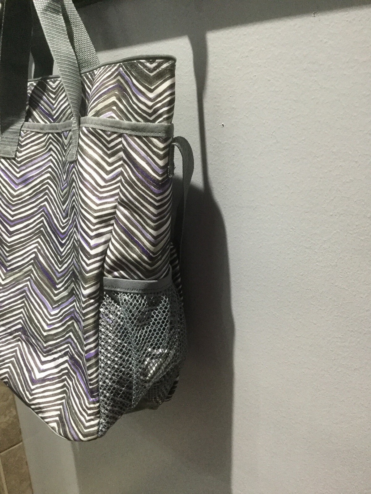 ThirtyOne Crossbody Organizing Tote. Retired Zig Zag Zoom Print. Gray