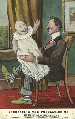 ZUNAHME DER BEVÖLKERUNG VON BRYNAMAN MANN MIT HÜPFENDEM BABY UM 1910 NATIONAL PC