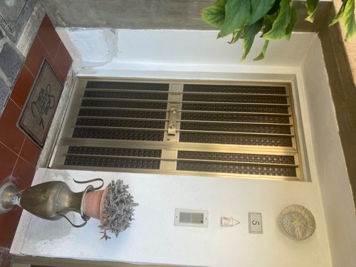 porte da esterno in alluminio color oro e vetro scuro usate - Foto 2 di 3