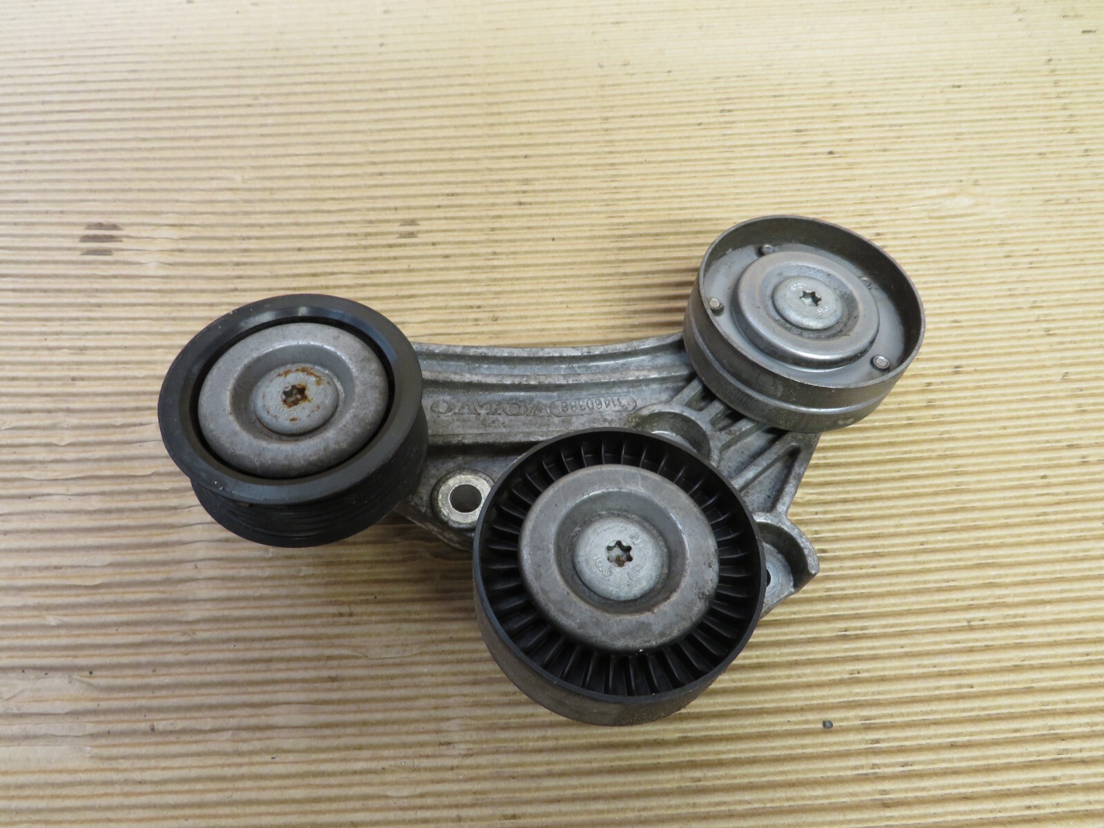 20172022 VOLVO S90 XC90 A/C DRIVE BELT IDLER PULLEY W/BRACKET 31460388