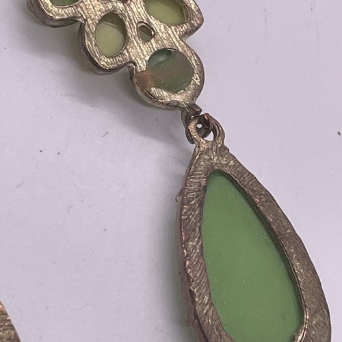 Vintage Jadeite Teardrop Dangling Earrings, Gold Toned - 第 10/14 張圖片
