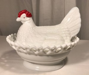 Vintage-Westmoreland-Glass-Hen-on-Nest-Lacey-Base-Lattice-Split-Tail