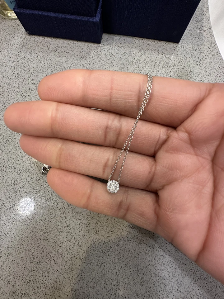 Collar colgante con halo de diamantes Hearts On Fire oro blanco de 18 k 16" 18" Foto 2 de 4