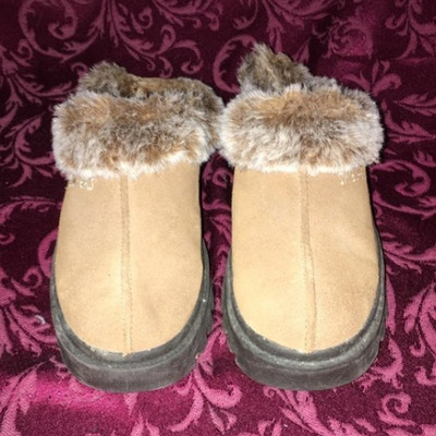 Women s Sketchers Beige/Tan Slip-On Mule Slippers Faux Fur Lined  US 6.5