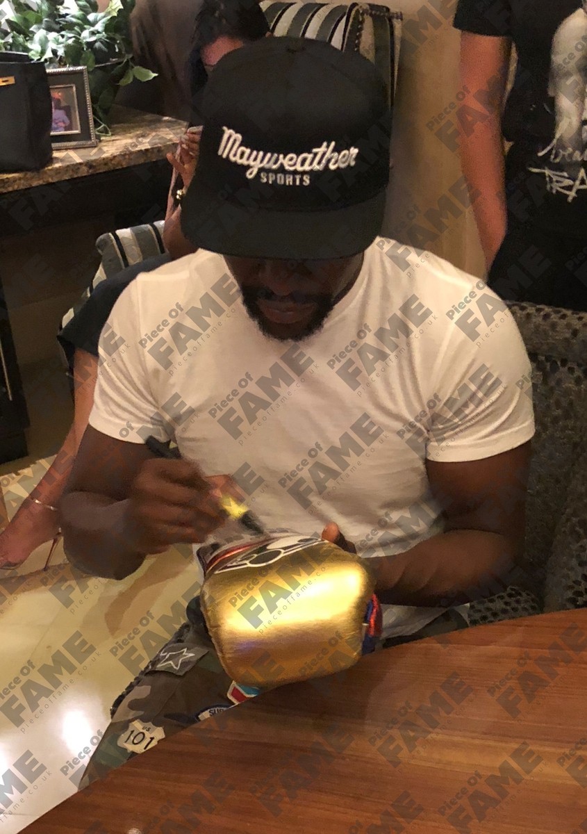 Floyd Mayweather -- Deciding on Fight Gloves ... $2,500-a-Pair