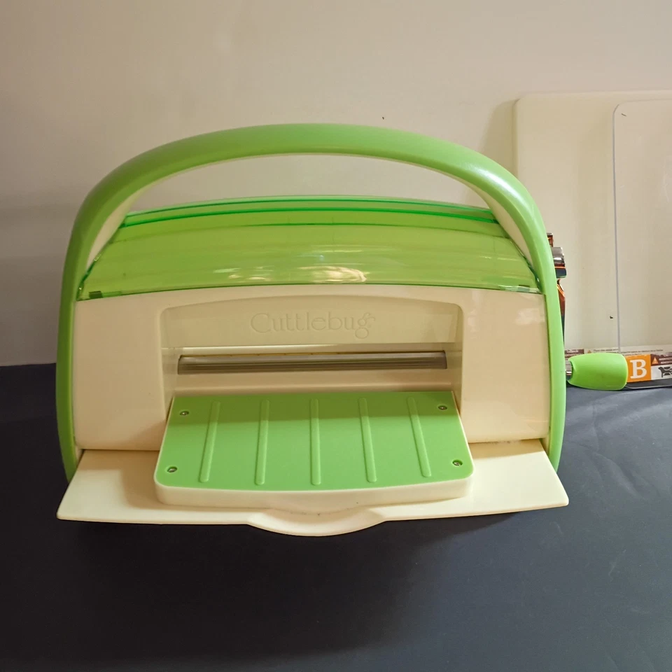 Máquina de troquelado y estampado manual Cuttlebug con base de succión limpia Foto 3 de 4