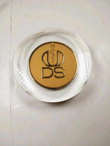 Doctor Of Science Dental Surgeon Bronze Medallion Lucite Encased Medal Coin 1974 - Picture 1 of 11