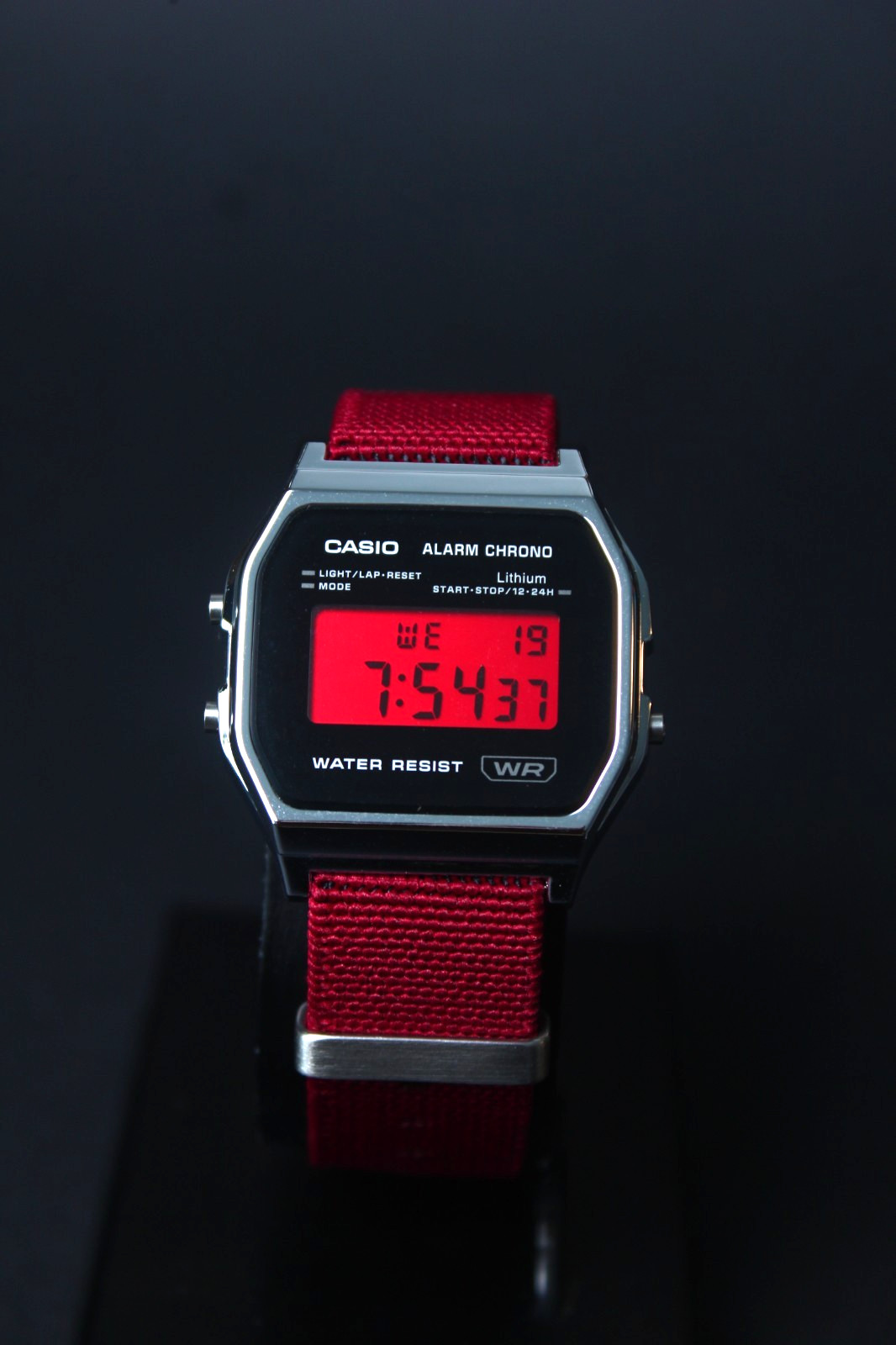 Montre Casio A158WEA-1EF vintage avec bracelet Nato rouge en nylon pour homme