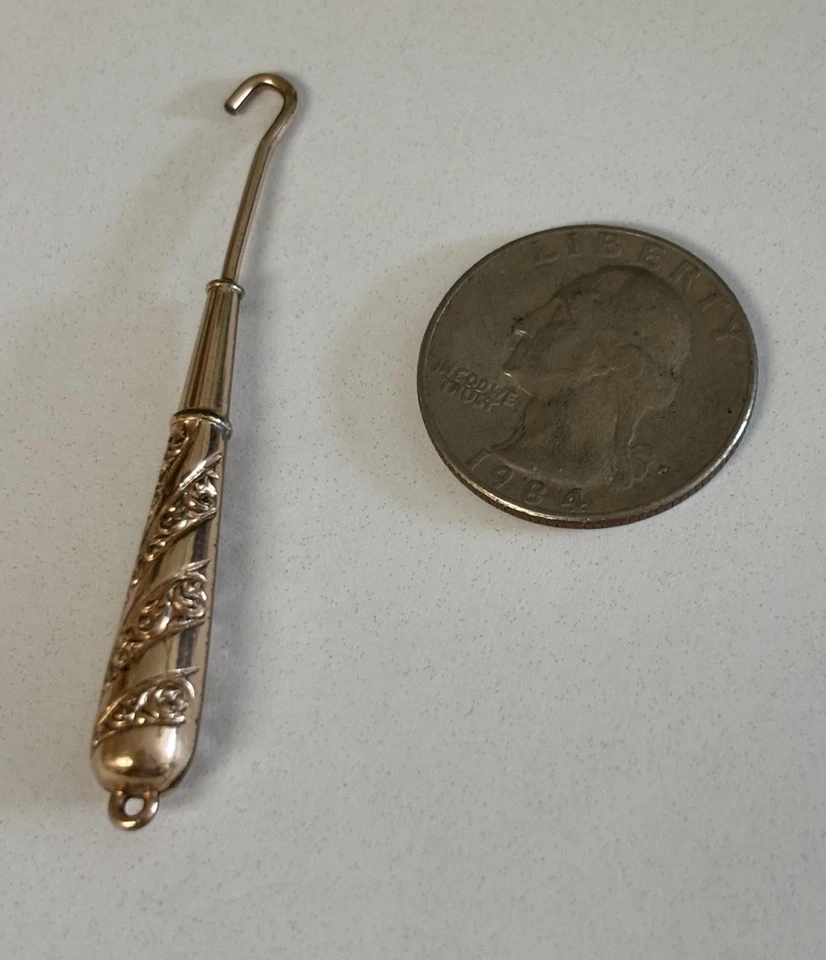 Antiguo colgante victoriano de botón, corsé o gancho con cordones rellenos de oro Foto 3 de 4