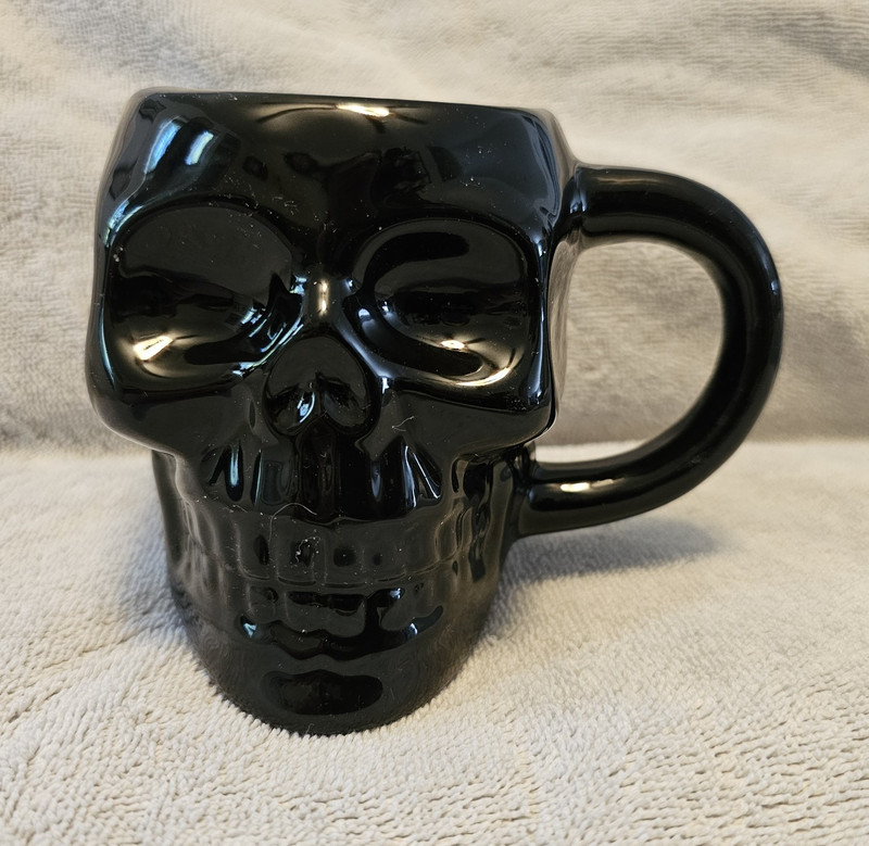 Royal Norfolk Black Ceramic 16 oz Skull Shaped Novelty Mug Gothic Halloween