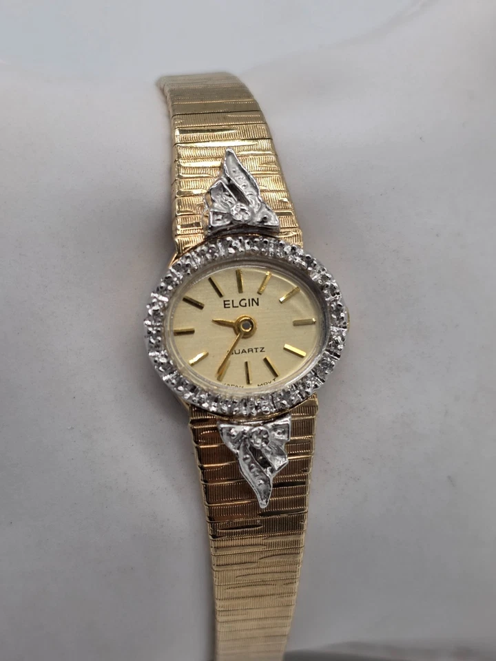 Reloj de cuarzo Elgin Lady tono dorado esfera amarilla claudette con caja detalles de diamantes Foto 2 de 4