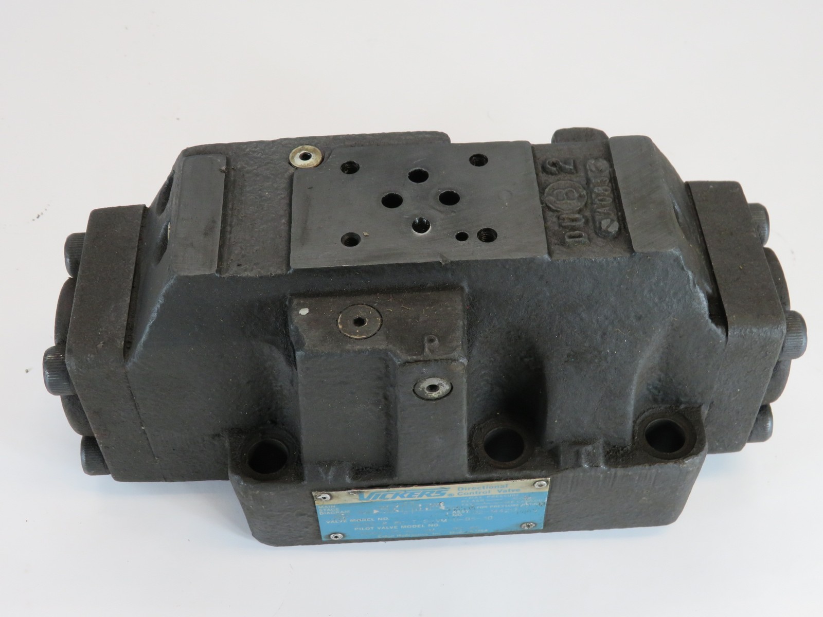 Vickers DG5S-8-8C-T-S-VM-U-B5-30 Directional Valve NO PILOT VALVE USED