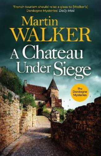 Martin Walker A Chateau Under Siege (Tascabile) Dordogne Mysteries