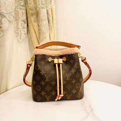Louis Vuitton Lockme Tragetasche Schwarz Leder Goldenes Verschlussmaterial
