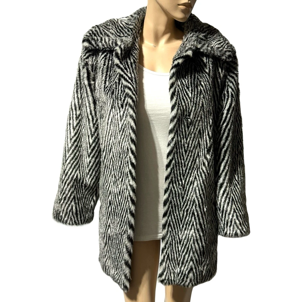 Abrigo Dennis Basso Imitación Piel Blanco y Negro Chevron Estampado Geométrico Talla S Pequeño Foto 2 de 4