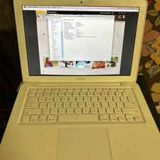 Apple MacBook Unibody 13.3" - 2.26GHz Intel C2D 2GB RAM 250GB HD