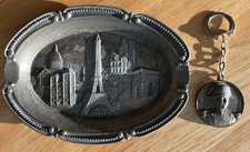 2 SOUVENIRS DE PARIS (années 1970) - CENDRIER METAL + PORTE CLÉ