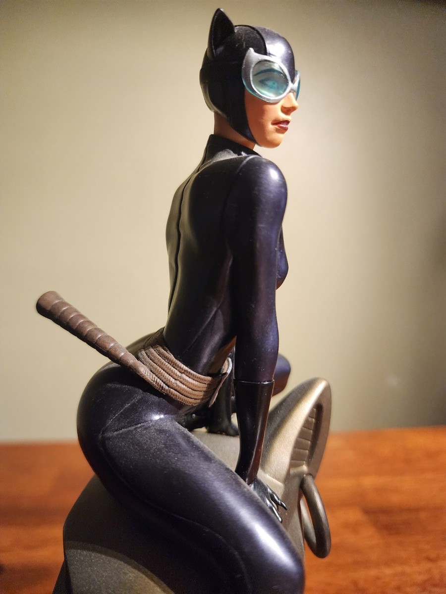 Diamond Select DC Gallery: Catwoman PVC Diorama Figure, 9