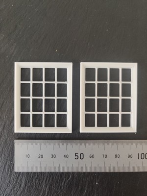 2 Fensterrahmen 4x4 Scheibe Puppenstube Miniatur 1:24 DIY Befestigungsbeschläge 44x54mm