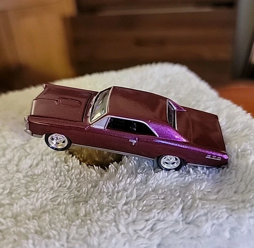 Pontiac GTO 1967 púrpura profundo Johnny Lightning de colección raro, mantis tocando, ¡en muy buena condición! Foto 2 de 4