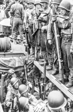 WW2 PICTURE PHOTO US SOLDIERS MARINES D-DAY LANDING CRAFT 6992