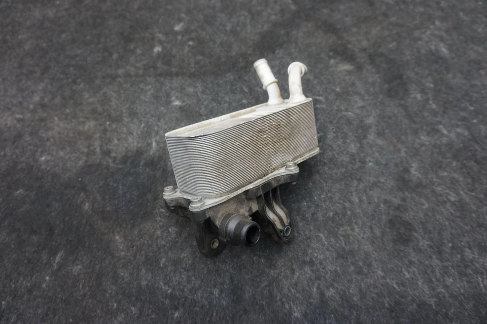 Intercambiador de calor enfriador de aceite de transmisión OEM 17117623685 BMW I3 94 REX 2014-21 Foto 3 de 4