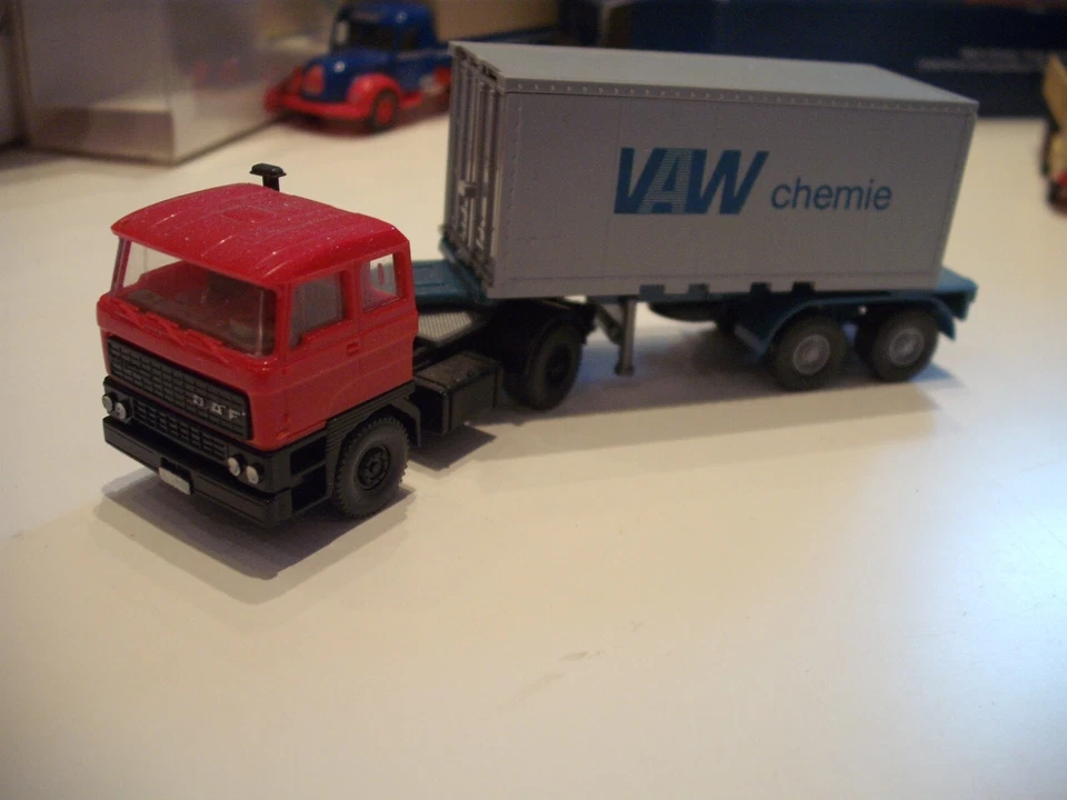 Wiking DAF 3300 Container 20 ft. Sattelzug VAW Chemie Rot - Grau - Blau  1:87 HO - Bild 1 von 1