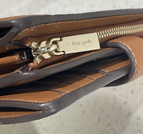 PORTAFOGLIO MEDIO IN PELLE KATE SPADE LEILA PORTA CARTE D'IDENTITÀ MONETA ZENZERO MARRONE - Foto 5 di 11
