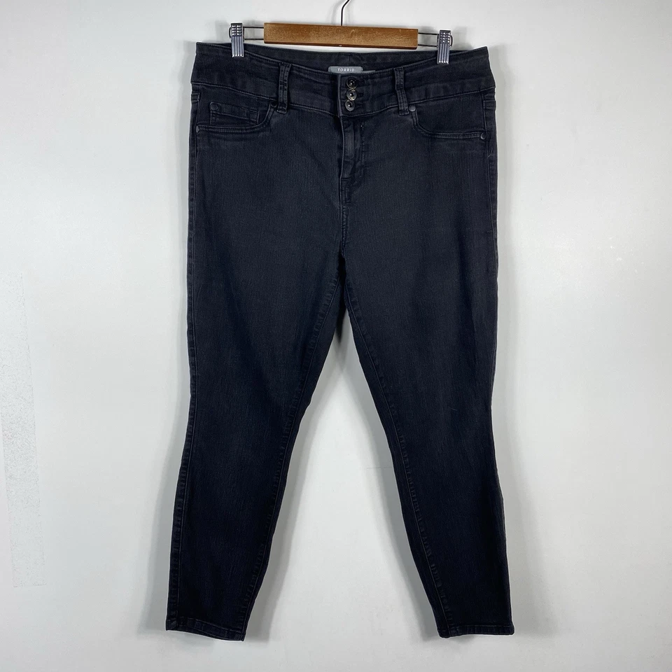 Jeans Torrid tamanho 16 curto super elástico botão mosca preto 5 bolsos - Imagem 2 de 4