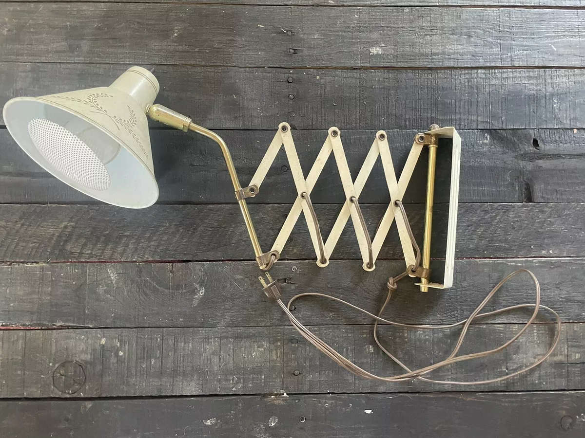 Accordion wall lamp outlet